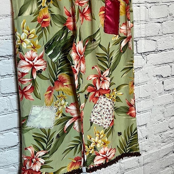 Vintage reworked upcycled safari style capris customized and one of a kind - Picture 5 of 7